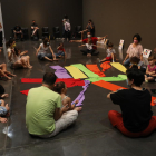 Uno de los talleres artísticos para familias con pequeños, ayer en el Museu de Lleida.