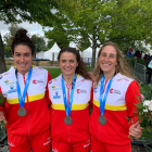 Miren Lazkano, Klara Olazabal y Núria Vilarrubla con la medalla de plata en el Mundial de Bratislava.