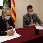 El president de l'ACM, Lluís Soler, i el de l'Associació de Micropobles de Catalunya, Mario Urrea, signant un conveni de col·laboració, a Torrebesses, aquest dijous.