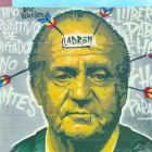 Roc Blackblock vuelve a pintar sobre el mural "censurado" en las Tres Ximeneies en una nueva acción artística de protesta