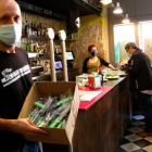 El propietari d'un bar del centre històric de Valls regala ganivets entre els seus clients per denunciar la inseguretat a la zona