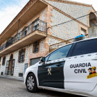 La Guardia Civil, ayer ante la vivienda donde sucedió el crimen.