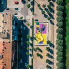 Vista cenital de la pista remodelada con el mural dedicado a Kobe Bryant en Balaguer.