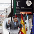 Pedro Sánchez recibe la encuesta en la inauguración del AVE a Galicia  -  Galicia recibió ayer su primer tren de alta velocidad a la estación de Ourense, un proyecto que nació hace casi dos décadas y que ha requerido una inversión, junto al  ...