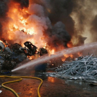 Arde una pila de chatarra en una planta de reciclaje de Castellbisbal