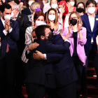 Aragonès i Junqueras s’abracen i reben els aplaudiments dels diputats d’ERC al Parlament.