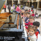 Los más pequeños disfrutaron tocando un piano de cola, instalado ayer en la plaza Major de la capital de la Segarra. 