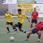 Un jugador del Lleida Juvenil s’endú la pilota davant d’un futbolista del Balaguer.