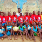 Un grup de nens ivorians, amb els seus tècnics, posen amb roba i pilotes arribades des de Mollerussa.