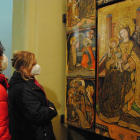 El público pudo admirar ayer el retablo gótico en la iglesia de Sant Pere de Vilanova de Bellpuig. 