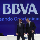 El presidente del BBVA Carlos Torres (i), junto al consejero delegado de la entidad bancaria, el turco Onur Genç.