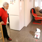 Magarita Fernádez, de 75 anys, acompanyada del robot dissenyat pel Grup Saltó de Lleida.