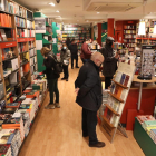 Clients en una llibreria de l’Eix Comercial de Lleida aquest febrer.