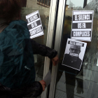 Cartells a la porta de l’Institut del Teatre contra Joan Ollé.