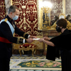 El rey Felipe VI recibe las cartas credenciales de la nueva embajadora del Principado de Mónaco, Catherine Liliane Dominique Fautrier, este viernes en el Palacio Real de Madrid.