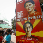 Carteles de apoyo a la depuesta líder birmana Aung San Suu Kyi en una protesta en Rangún.