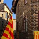 Bandera a mig pal amb crespó negre al centre de Solsona.
