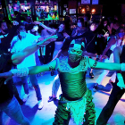 Persones ballen en un pub de Sitges durant l’assaig clínic en l’oci nocturn.
