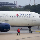La aerolínea Delta subirá la prima del seguro médico a sus empleados sin vacunar