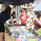 Las treinta y cinco paradas de libros de literatura infantil  de la plaza Mercadal estuvieron concurridas durante toda la jornada.