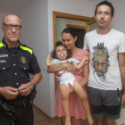 El caporal de la Policia Local de Tàrrega Antoni Gutiérrez al costat de la família i el petit que va salvar ahir al seu habitatge a Tàrrega.