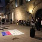 Imatge de la concentració amb motiu del Dia Mundial de la Bisexualitat, ahir a la plaça Paeria.