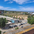 Vista aérea del colegio la Mitjana y del solar de la calle Josep Pallach.