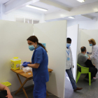Vacunació a personal de la fruita ahir a Alcarràs.