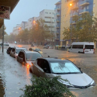 Coches inundados ayer en una calle de Isla Cristina (Huelva).