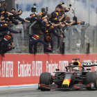 Los miembros de la escudería Red Bull saludan eufóricos a su piloto Max Verstappen al entrar en meta.