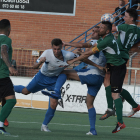 Un jugador del Mollerussa és agafat per la samarreta per un rival ahir durant el partit d’anada d’ascens a Tercera RFEF.