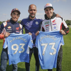 Pep Guardiola regaló a los hermanos Márquez una camiseta con el dorsal que lucen en el Mundial.
