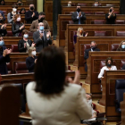 Parlamentaris aplaudint durant el ple del Congrés dels Diputats.