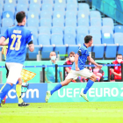 Matteo Pessina corre cap a la banqueta per celebrar l’únic gol dels italians.