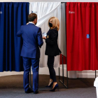 Macron i la seua esposa van anar a votar als comicis regionals.