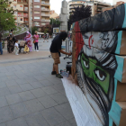 La plaça Ricard Viñes va acollir una ‘performance’ sobre refugiats.
