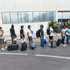 Salida de un grupo de inmigrantes que estaban alojados en el CETI de Ceuta.
