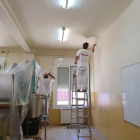 Los trabajos para pintar las aulas de la escuela de La Granja.