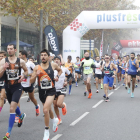 Un moment de la disputa de la Rodi Mitja Marató Lleida, ahir pels carrers de la ciutat.