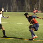 Un jugador del Ivars d’Urgell controla el balón frente a un defensor del Vallfogona de Balaguer.