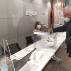 Un dels socis de Pimec a Lleida, ahir exercint el seu dret al vot.