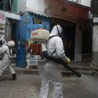 Un grup de treballadors desinfecta la favela de Santa Marta, a Río de Janeiro, Brasil.