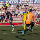 Dani Vargas, del Atlètic Lleida, intenta batir a Albert Alfonso, que evita el gol con el pie.