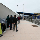 Diversos marroquins fan cua a la frontera per tornar al seu país.