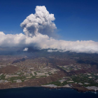 Vista presa des d'un helicòpter de la colada de lava del volcà de l'illa de La Palma.