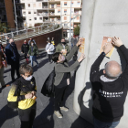 Un moment de l’enganxada simbòlica de cartells, ahir a la plaça Ricard Viñes de Lleida.