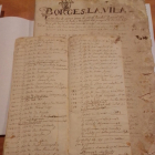 A la derecha, Josep Segura con la documentación de Eduard Mias en el Espai Macià, entre ella un censo del XVII (arriba).