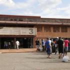 Personas esperando a entrar en el pabellón 3 de la Fira de Lleida en junio del año pasado.