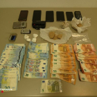 Els 155 grams d'heroïna, 44 grams de cocaïna, una bàscula de precisió, estris relacionats, 6 telèfons mòbils i 3.145 euros en metàl·lic que els agents van localitzar al domicili dels detinguts a Vielha.