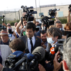 Carles Puigdemont, abandonando ayer la cárcel sarda en la que había sido internado horas antes, envuelto de gran expectación mediática.